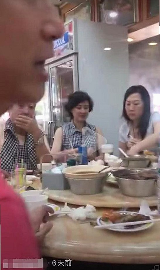 揭秘《撸撸射最新版下载》背后的人物动向与发展